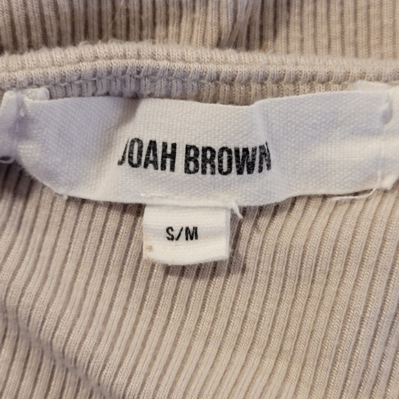 JOAH BROWN CLASSIC SCOOP NECK SHIRT IN DUNE RIB - Picture 4 of 5